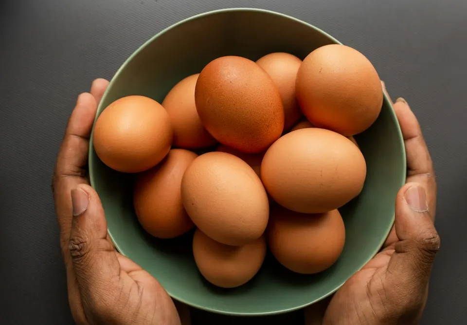 Manos sosteniendo un bowl con huevos color café